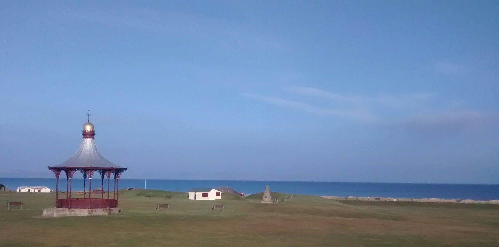 The Bandstand Hotel Неърн Екстериор снимка